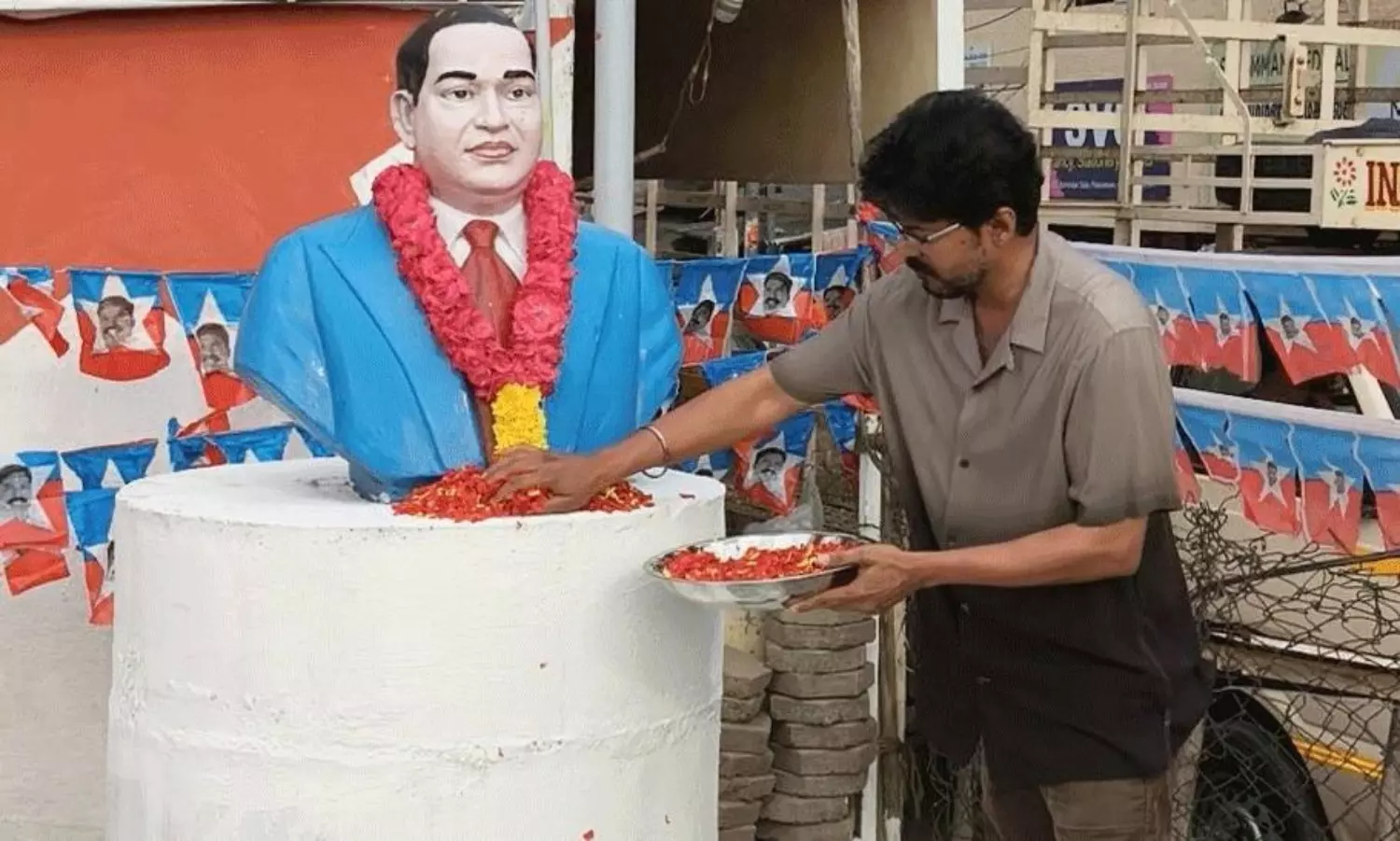 అభిమానుల హృదయాలను గెలుచుకున్న విజయ్ గారి నిరాడంబరత! అభిమానుల హృదయాలను గెలుచుకున్న విజయ్ గారి నిరాడంబరత!