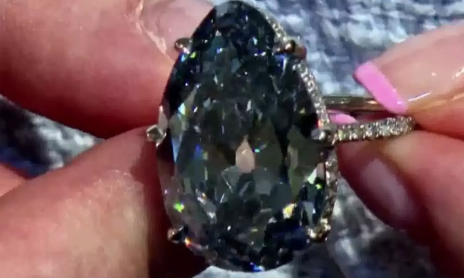 చరిత్ర సృష్టించనున్న గోల్కొండ బ్లూ డైమండ్ వేలం.. ఎన్ని వందల కోట్లు పలకనుందంటే ? చరిత్ర సృష్టించనున్న గోల్కొండ బ్లూ డైమండ్ వేలం.. ఎన్ని వందల కోట్లు పలకనుందంటే ?