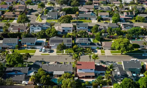 కాలిఫోర్నియాలో విద్యార్థుల కష్టాలు: కార్లే ఇళ్లుగా మారిన వైనం!