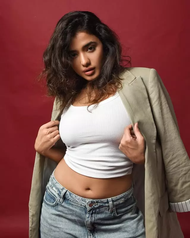 Ketika Sharma�s latest look is traight from page of your favourite author