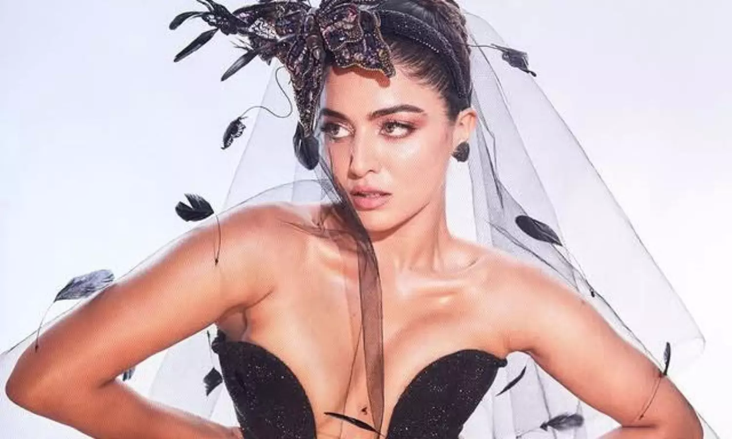 న‌టిని చుట్టుముట్టిన సీతాకోక చిలుక‌లు