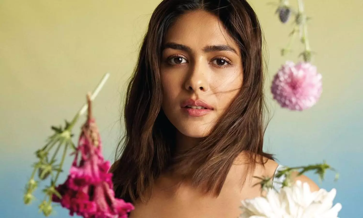 పిక్ టాక్ : మృణాల్ మినీ వైట్ డ్రెస్ లుక్ అదుర్స్ పిక్ టాక్ : మృణాల్ మినీ వైట్ డ్రెస్ లుక్ అదుర్స్