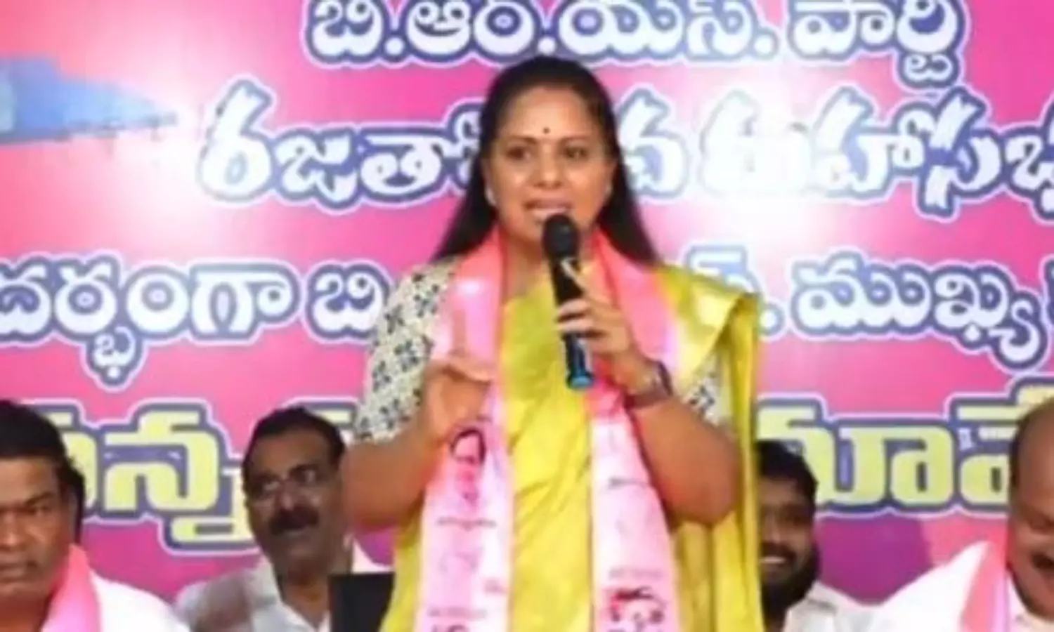 కేసీఆర్ మంచోడు కావచ్చు.. నేను రౌడీ టైపే.. కవిత మాస్ వార్నింగ్ కేసీఆర్ మంచోడు కావచ్చు.. నేను రౌడీ టైపే.. కవిత మాస్ వార్నింగ్