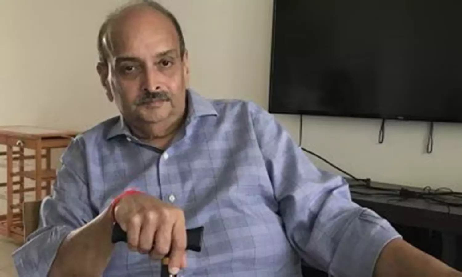 భారత్  లో 13వేల కోట్లు నొక్కి.. విదేశాల్లో అమ్మాయికి  చిక్కి..!