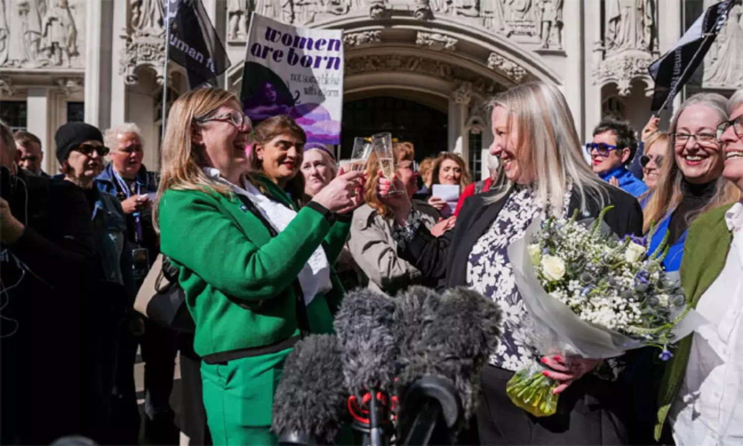 స్త్రీ అనే పదానికి ఇదే చట్టపరమైన నిర్వచనం... సుప్రీం సంచలనం! స్త్రీ అనే పదానికి ఇదే చట్టపరమైన నిర్వచనం... సుప్రీం సంచలనం!