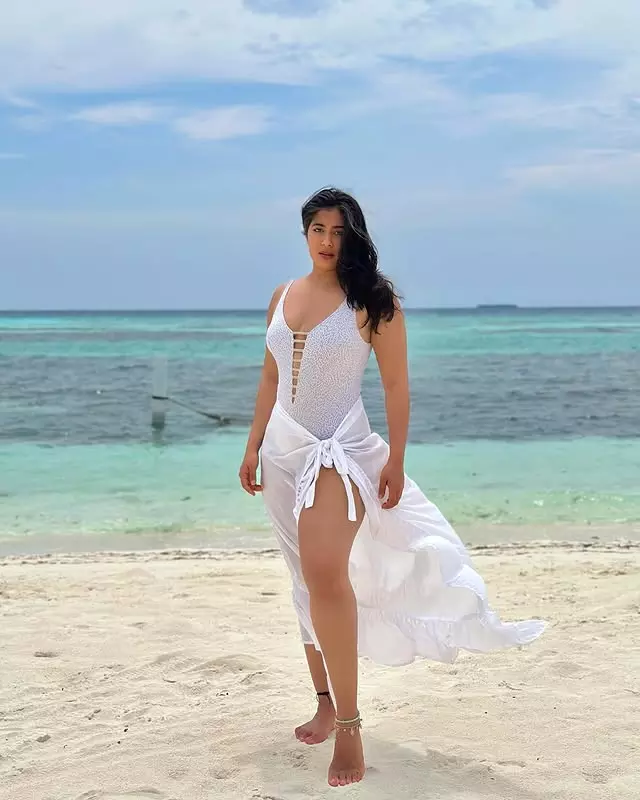 Nikita Sharma’s Beachside Glow Nikita Sharma’s Beachside Glow