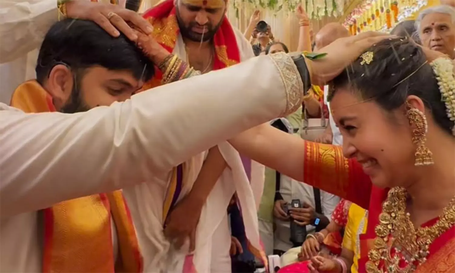 చిన్ననాటి స్నేహితుడిని పెళ్లాడిన లక్కీ నటి చిన్ననాటి స్నేహితుడిని పెళ్లాడిన లక్కీ నటి