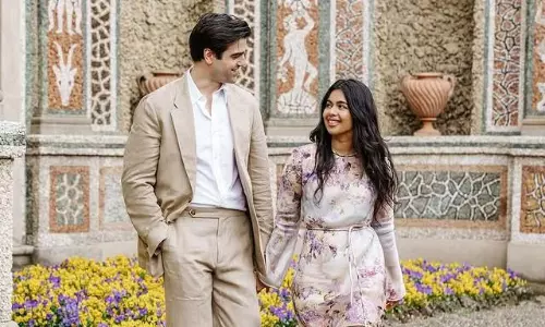 విదేశీయుడితో స్టార్ కూతురు ఎంగేజ్మెంట్..!