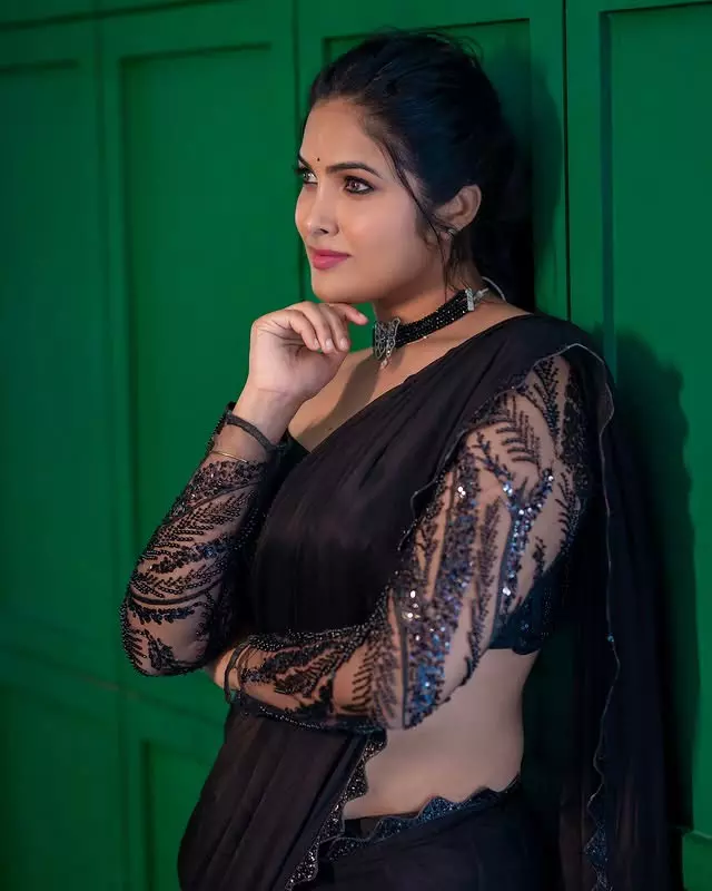 Divi Vadthya Embraces Bold Black Saree Look