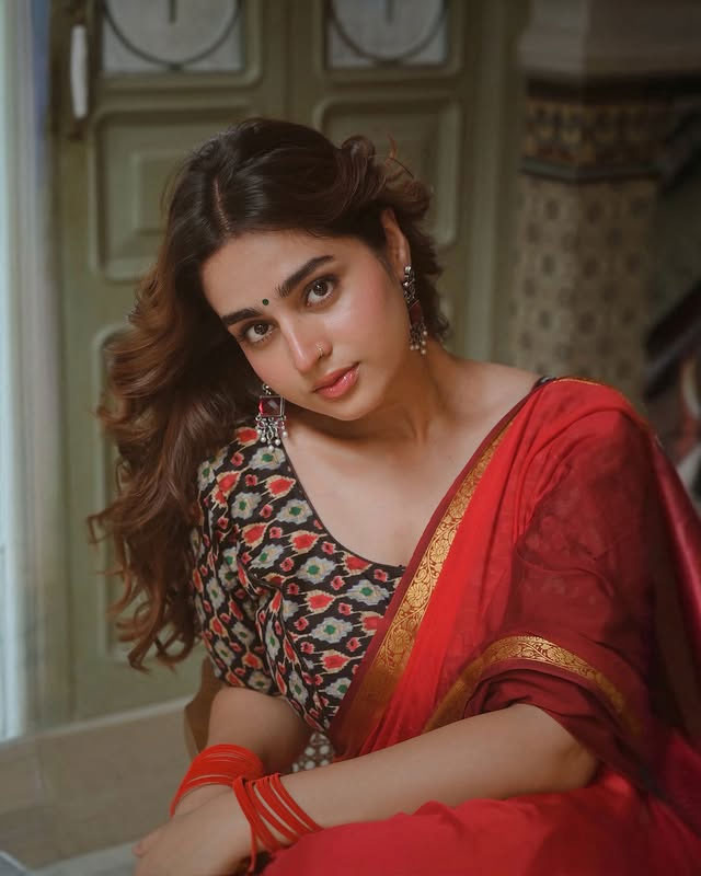 Ayesha Khans Traditional Glow-Up