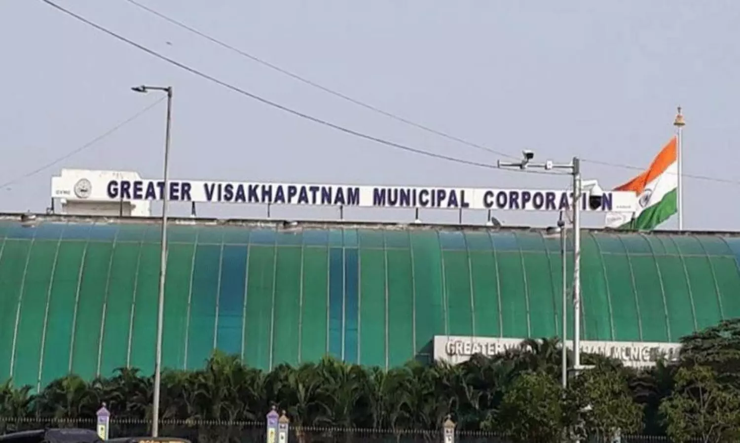 వైజాగ్ పై చేతులెత్తేసిన వైసీపీ.. విదేశీ క్యాంప్ నుంచే జంపింగులు వైజాగ్ పై చేతులెత్తేసిన వైసీపీ.. విదేశీ క్యాంప్ నుంచే జంపింగులు