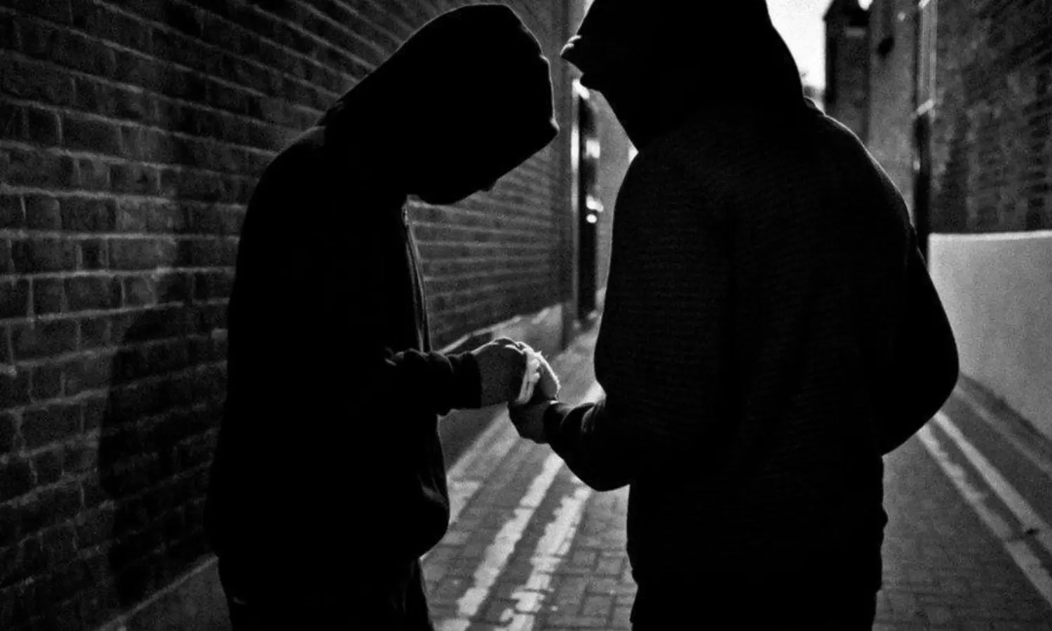 సినీపరిశ్రమలో డ్ర*గ్స్ బానిసల వెనక నెట్వర్క్? సినీపరిశ్రమలో డ్ర*గ్స్ బానిసల వెనక నెట్వర్క్?