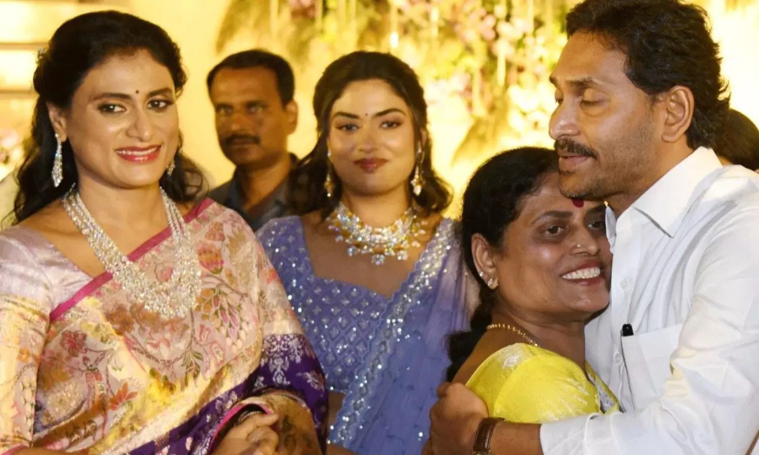 విజయమ్మ పుట్టిన రోజున షర్మిల శుభాకాంక్షాలు.. మరి జగన్ రెడ్డి చెప్పారా?