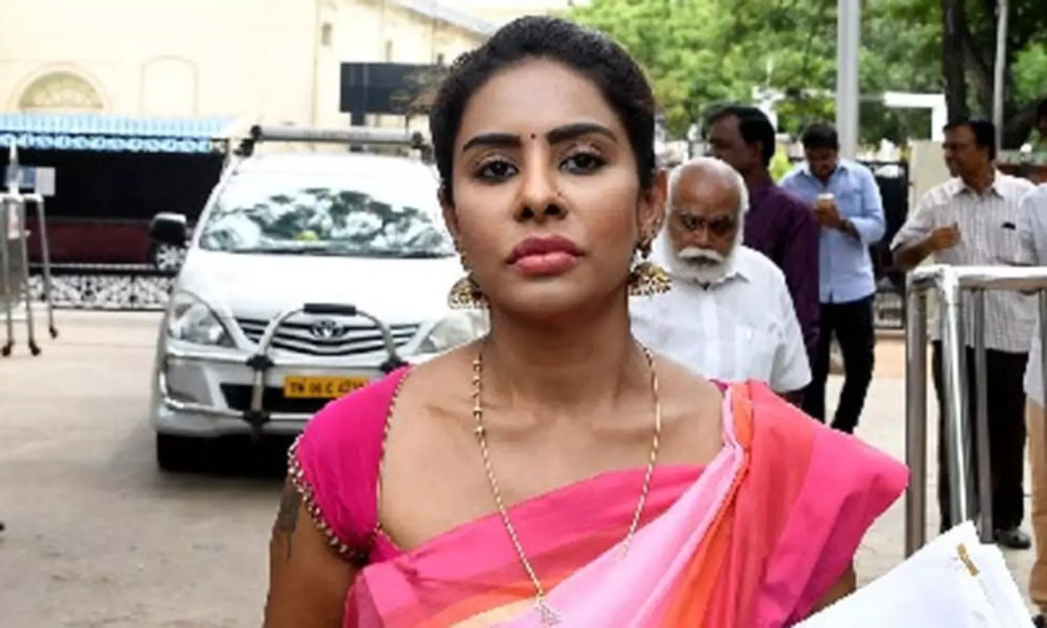 శ్రీరెడ్డిని క్షమించిన ఏపీ పోలీసులు.? తొలిసారి పోలీసుస్టేషనుకు వచ్చిన జగనన్న అభిమాని..