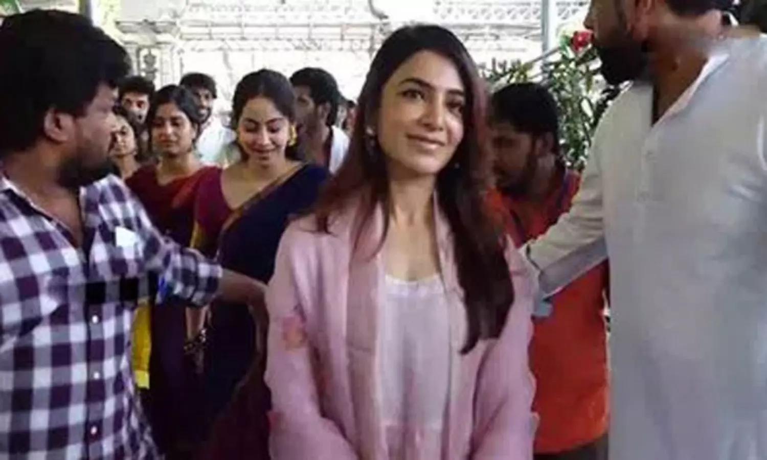 శుభం టీమ్ తో తిరుమలకు సామ్.. ఆ డైరెక్టర్ కూడా వెళ్లారేంటి? శుభం టీమ్ తో తిరుమలకు సామ్.. ఆ డైరెక్టర్ కూడా వెళ్లారేంటి?