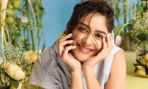 అందమైన గులాబీలా మృణాల్ మెరుపులు