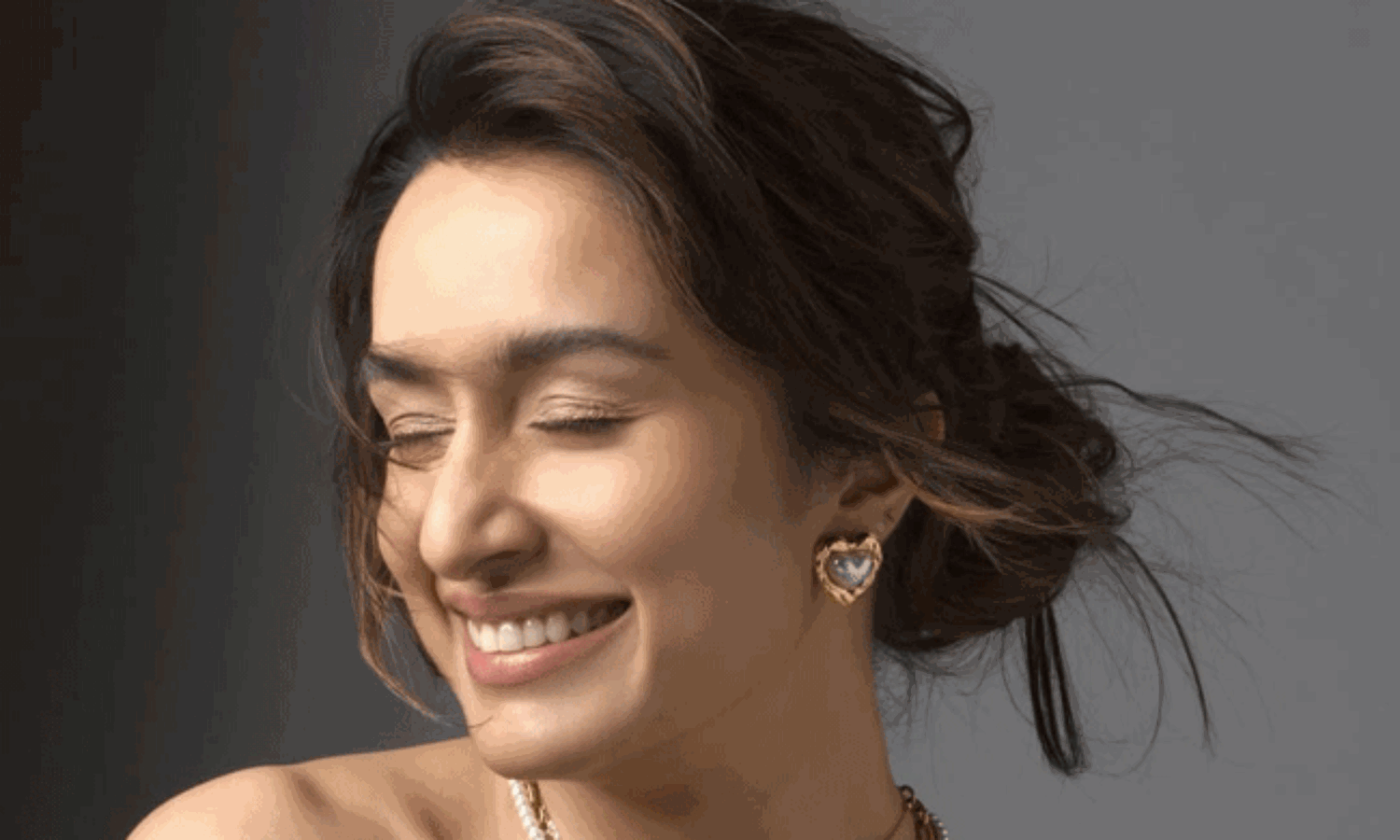 సింపుల్ స్మైల్‌తో గుండె గిల్లుతున్న శ్ర‌ద్ధ‌