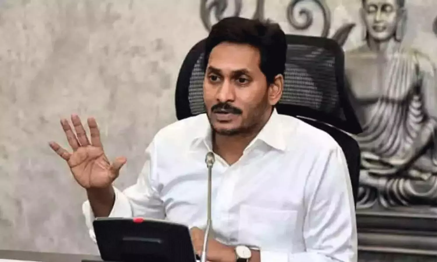 జ‌గ‌న్ డార్క్ రూమ్‌లో ఉంటారా?.. సంచ‌ల‌న చ‌ర్చ‌!