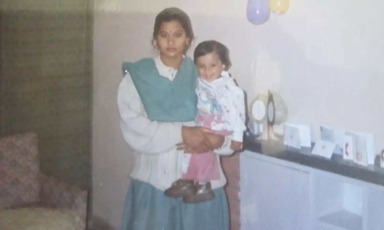 చిన్ననాటి ఫోటోల్లో మరింత క్యూట్ గా మీనాక్షి చిన్ననాటి ఫోటోల్లో మరింత క్యూట్ గా మీనాక్షి