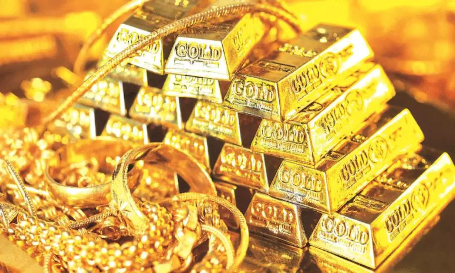 దేశంలో సరికొత్త రికార్డు.. రూ.లక్ష దాటిన 10 గ్రాముల బంగారం దేశంలో సరికొత్త రికార్డు.. రూ.లక్ష దాటిన 10 గ్రాముల బంగారం