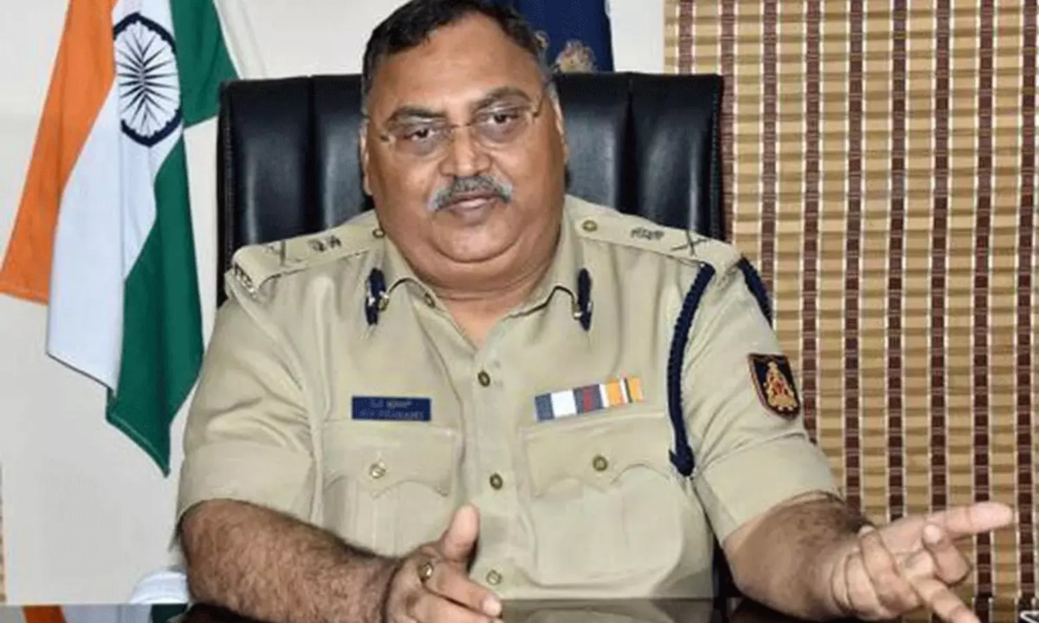 కారం పొడి, గాజు సీసాతో మాజీ డీజీపీని చంపిన భార్య! కారం పొడి, గాజు సీసాతో మాజీ డీజీపీని చంపిన భార్య!