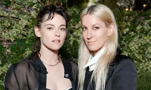 ఒక్కటైన ముద్దుగుమ్మలు