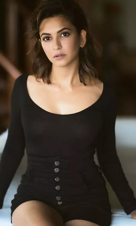 Kriti Kharbandas Monday Mood? Effortless Glam