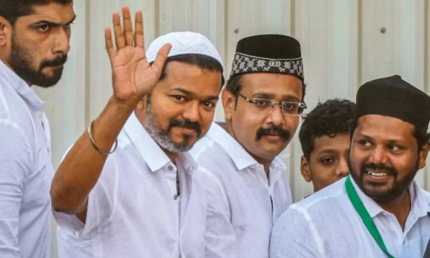 స్టాలిన్ గద్దె దిగాల్సిందే: విజయ్ పార్టీని టచ్ చేస్తున్న బీజేపీ? స్టాలిన్ గద్దె దిగాల్సిందే: విజయ్ పార్టీని టచ్ చేస్తున్న బీజేపీ?