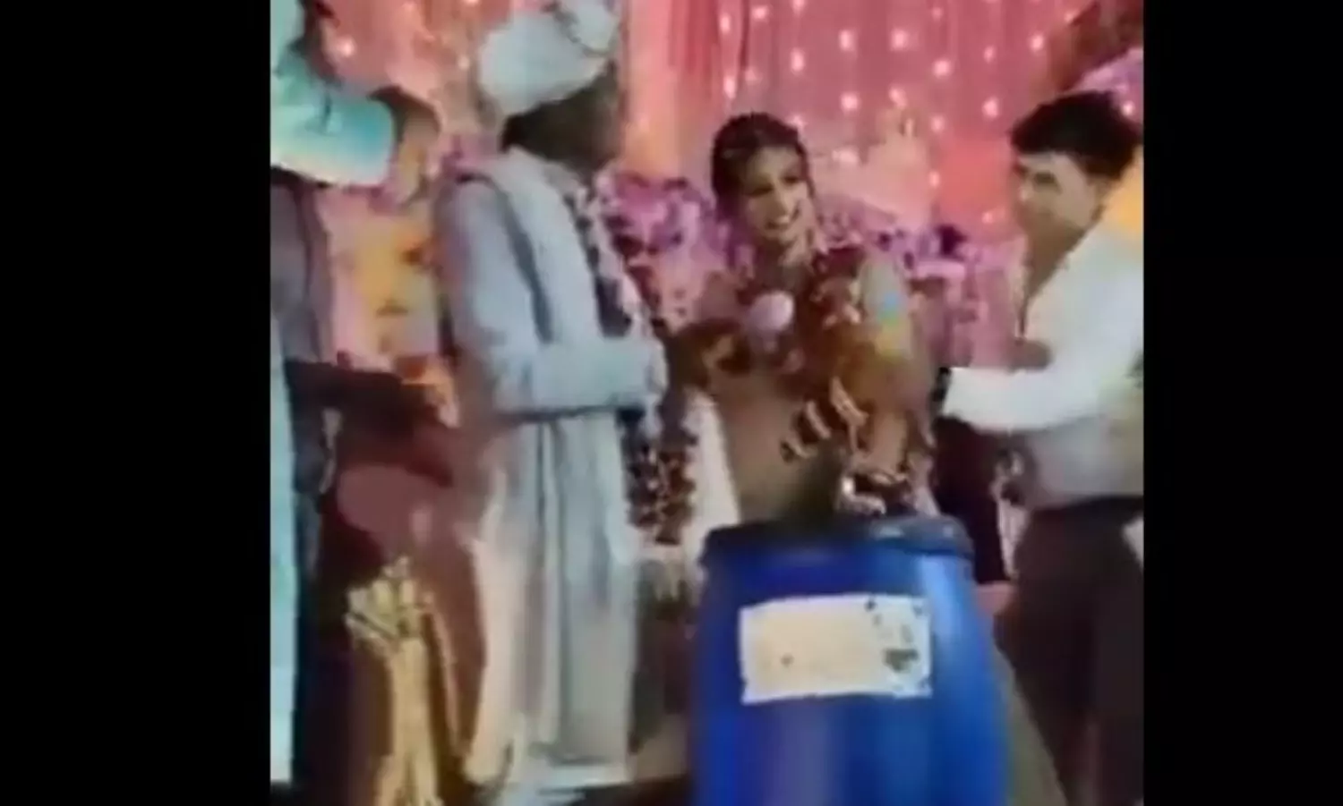 పెళ్లి గిఫ్ట్ అంటే ఇలా ఉండాలి.. చూస్తేనే భయపడాలి..ఇప్పుడిదే ట్రెండ్ ! పెళ్లి గిఫ్ట్ అంటే ఇలా ఉండాలి.. చూస్తేనే భయపడాలి..ఇప్పుడిదే ట్రెండ్ !