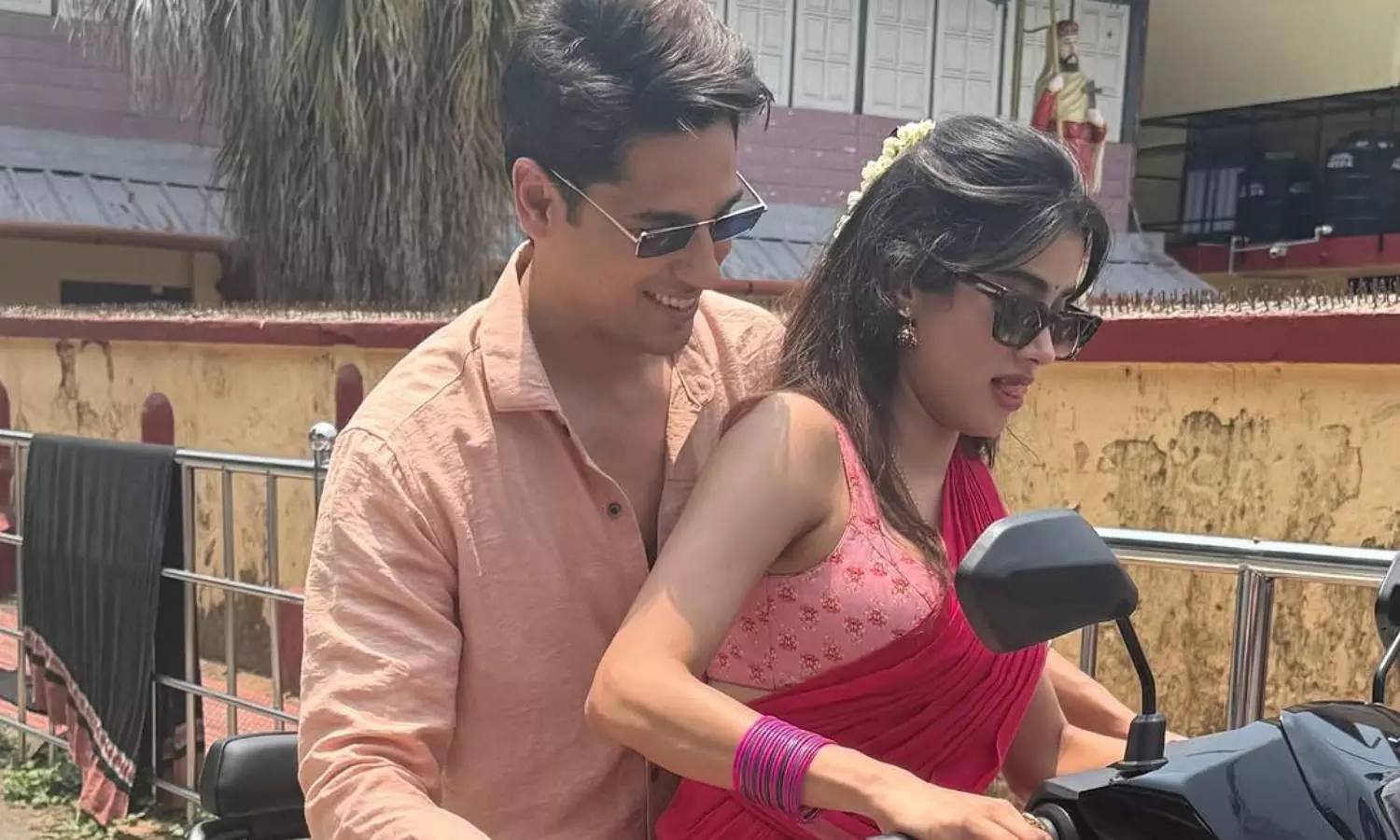 పిక్‌టాక్ : జాన్వీకి స్కూటీ నేర్పుతున్న రొమాంటిక్ హీరో