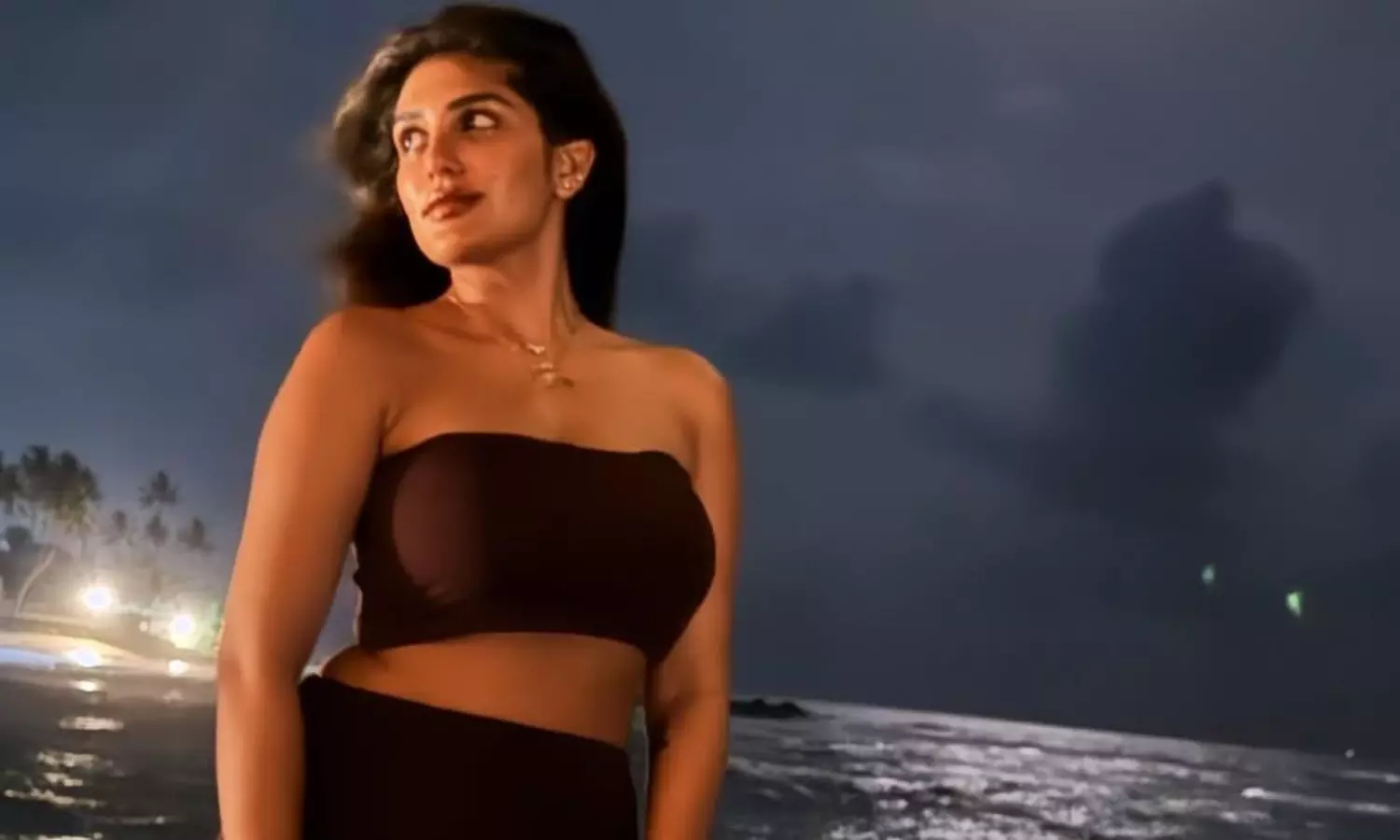 మూన్ లైట్ లో సుప్రితా హై గ్లామర్ ట్రీట్! మూన్ లైట్ లో సుప్రితా హై గ్లామర్ ట్రీట్!