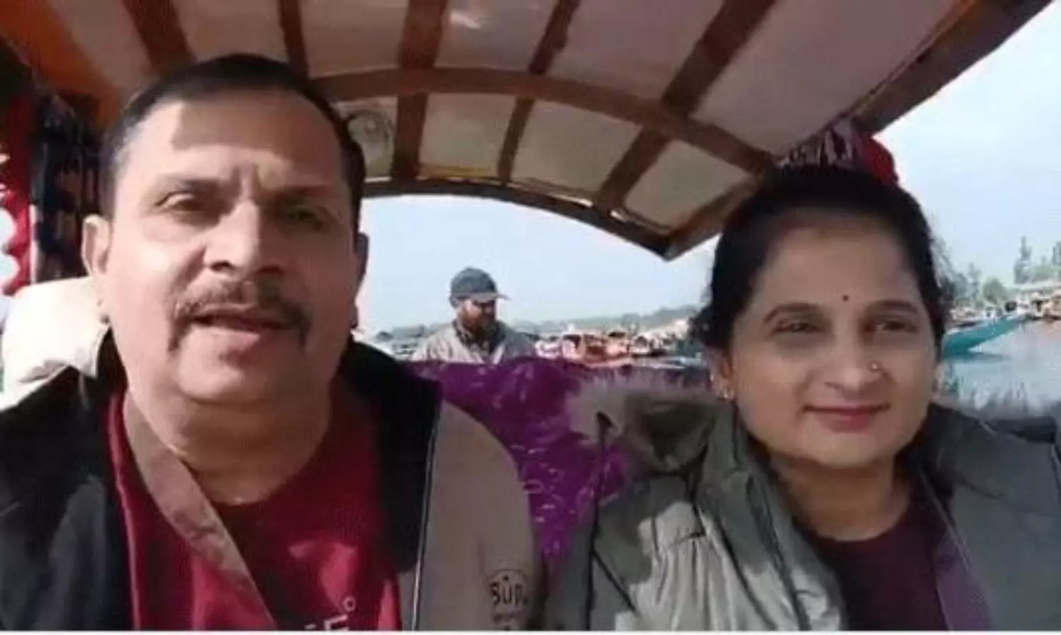 భర్తను చంపేసి.. భార్యను వదిలేసి.. మోడీకి చెప్పు అంటూ ఉగ్రవాదుల దుర్మార్గం భర్తను చంపేసి.. భార్యను వదిలేసి.. మోడీకి చెప్పు అంటూ ఉగ్రవాదుల దుర్మార్గం