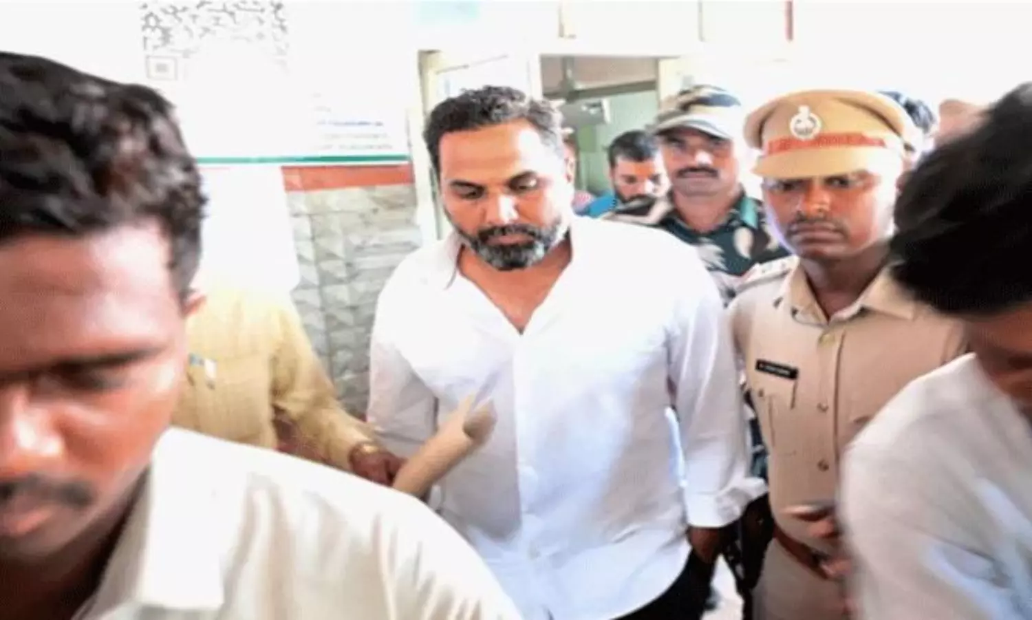 నెంబర్ 2 చెప్పిన వారే ఏ1 చేసిన ఏపీ పోలీసులు నెంబర్ 2 చెప్పిన వారే ఏ1 చేసిన ఏపీ పోలీసులు