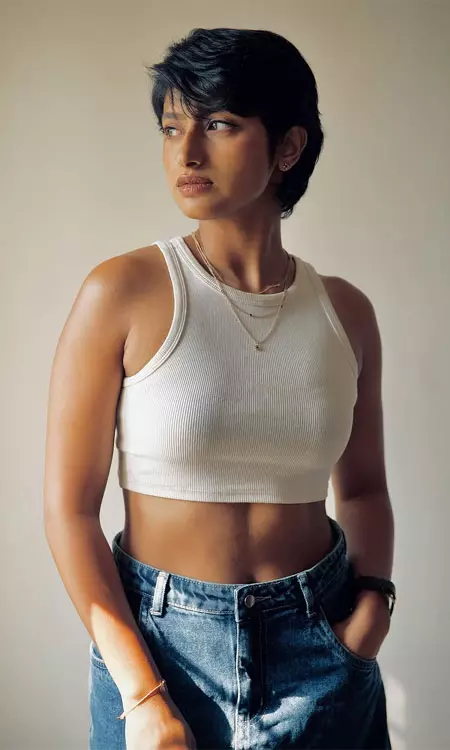 Leya Mammens Graceful White Top Look