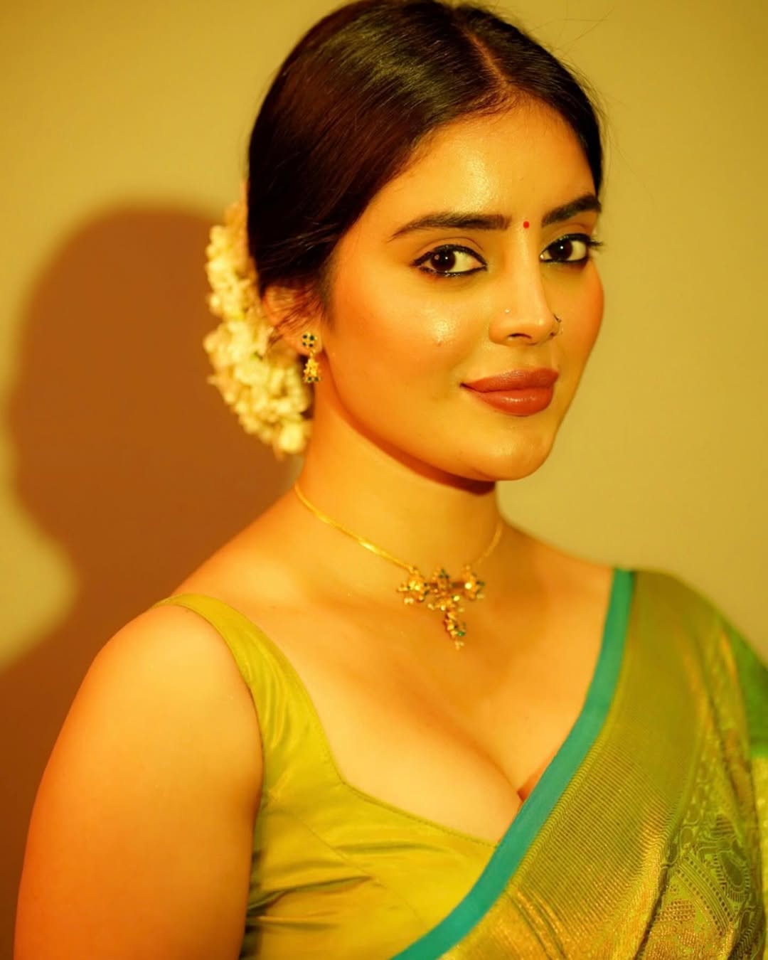 Kushitha Kallapu in Classic Elegance Kushitha Kallapu in Classic Elegance