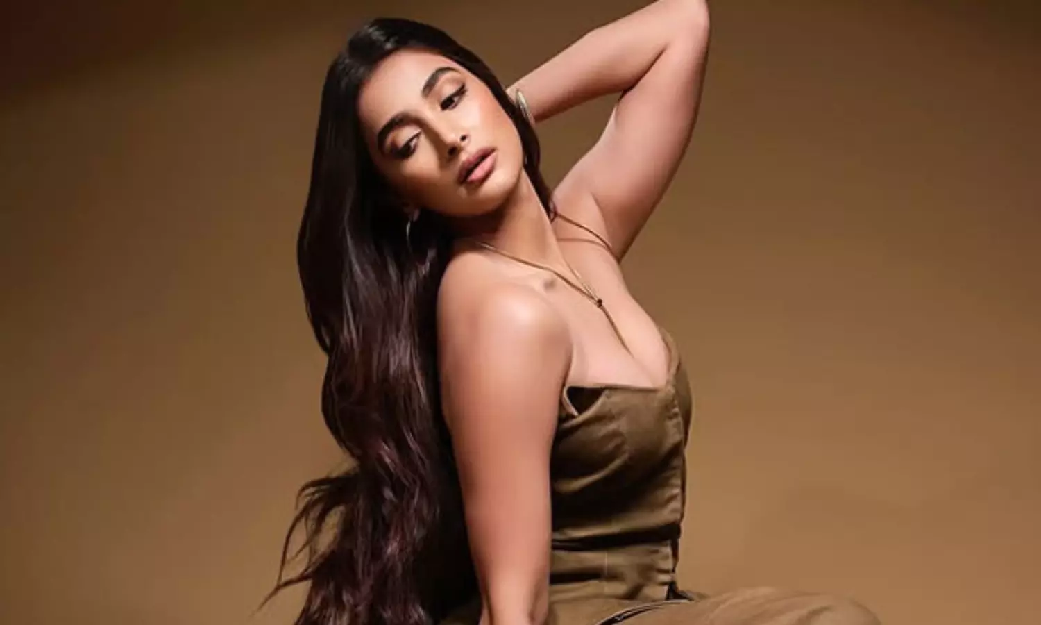 సూర్య రెట్రో.. ప్రభాస్ మూవీ వల్ల పూజకు ఛాన్స్!