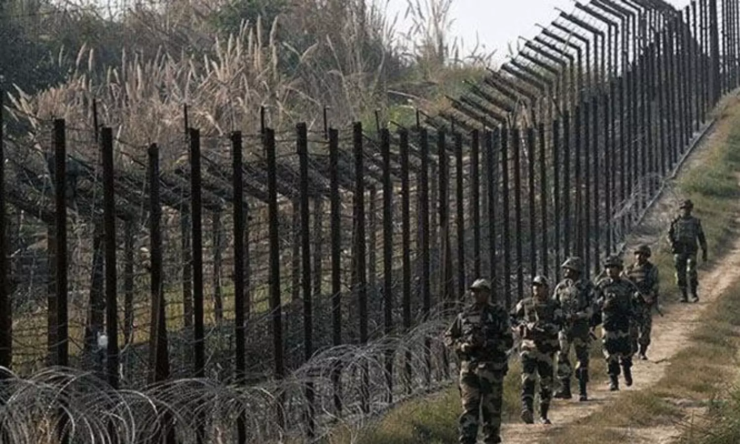 షాకింగ్... పాకిస్థాన్ అదుపులో బోర్డర్ దాటిన భారత జవాన్! షాకింగ్... పాకిస్థాన్ అదుపులో బోర్డర్ దాటిన భారత జవాన్!