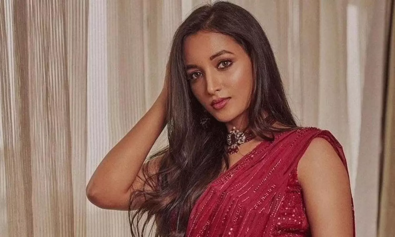 చదరంగంలో పాము మింగేసిన నటి! చదరంగంలో పాము మింగేసిన నటి!