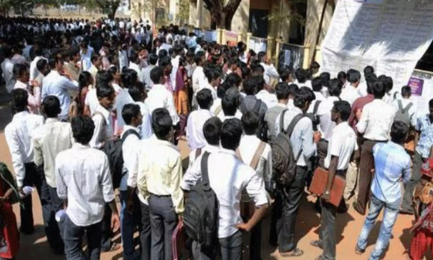 షాకింగ్ సర్వే : పనీ పాటా లేని వారు కోటిన్నర మంది !