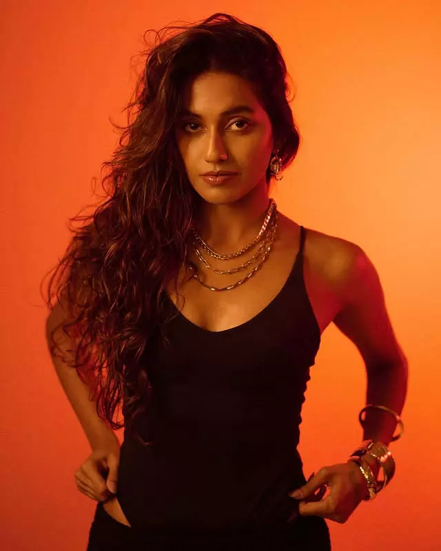 Rati Hulji Turns Heads in Timeless Black Rati Hulji Turns Heads in Timeless Black