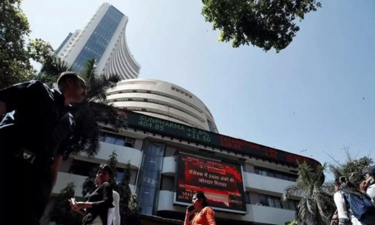 భారత్-పాక్ యుద్ధ భయం: 7.5 లక్షల కోట్లు ఆవిరి! భారత్-పాక్ యుద్ధ భయం: 7.5 లక్షల కోట్లు ఆవిరి!