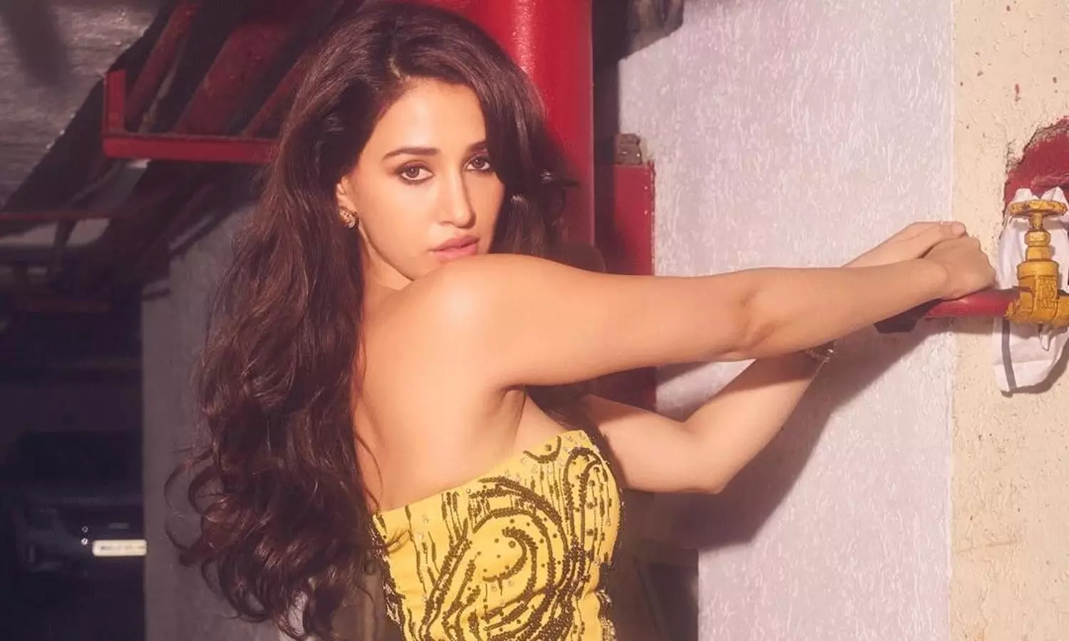 పొట్టి ఫ్రాకులో నిప్పు పెట్టిన పటానీ పొట్టి ఫ్రాకులో నిప్పు పెట్టిన పటానీ