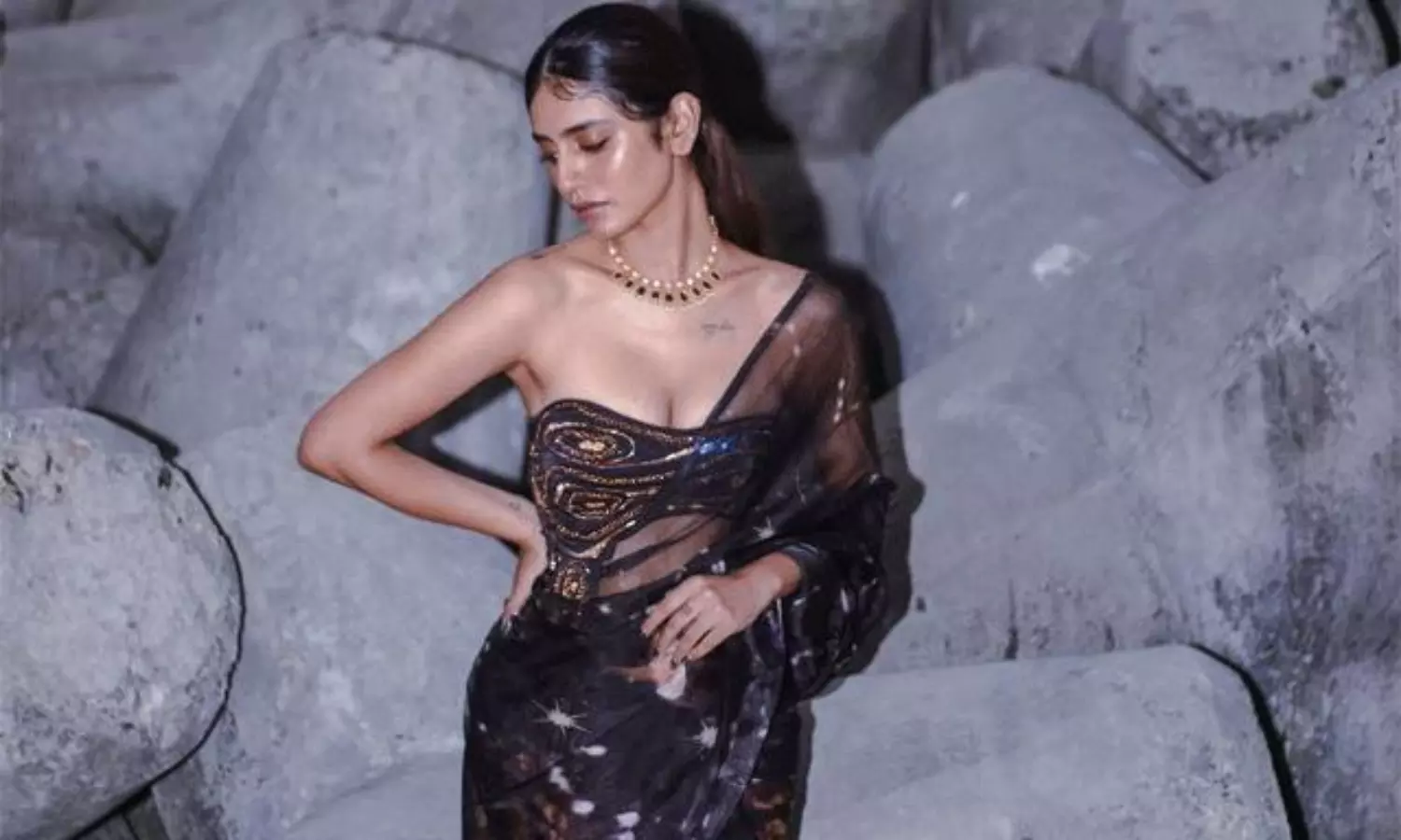 న‌ల్ల చీర‌లో వింక్ గాళ్ క‌ళ్లు చెదిరే ట్రీట్