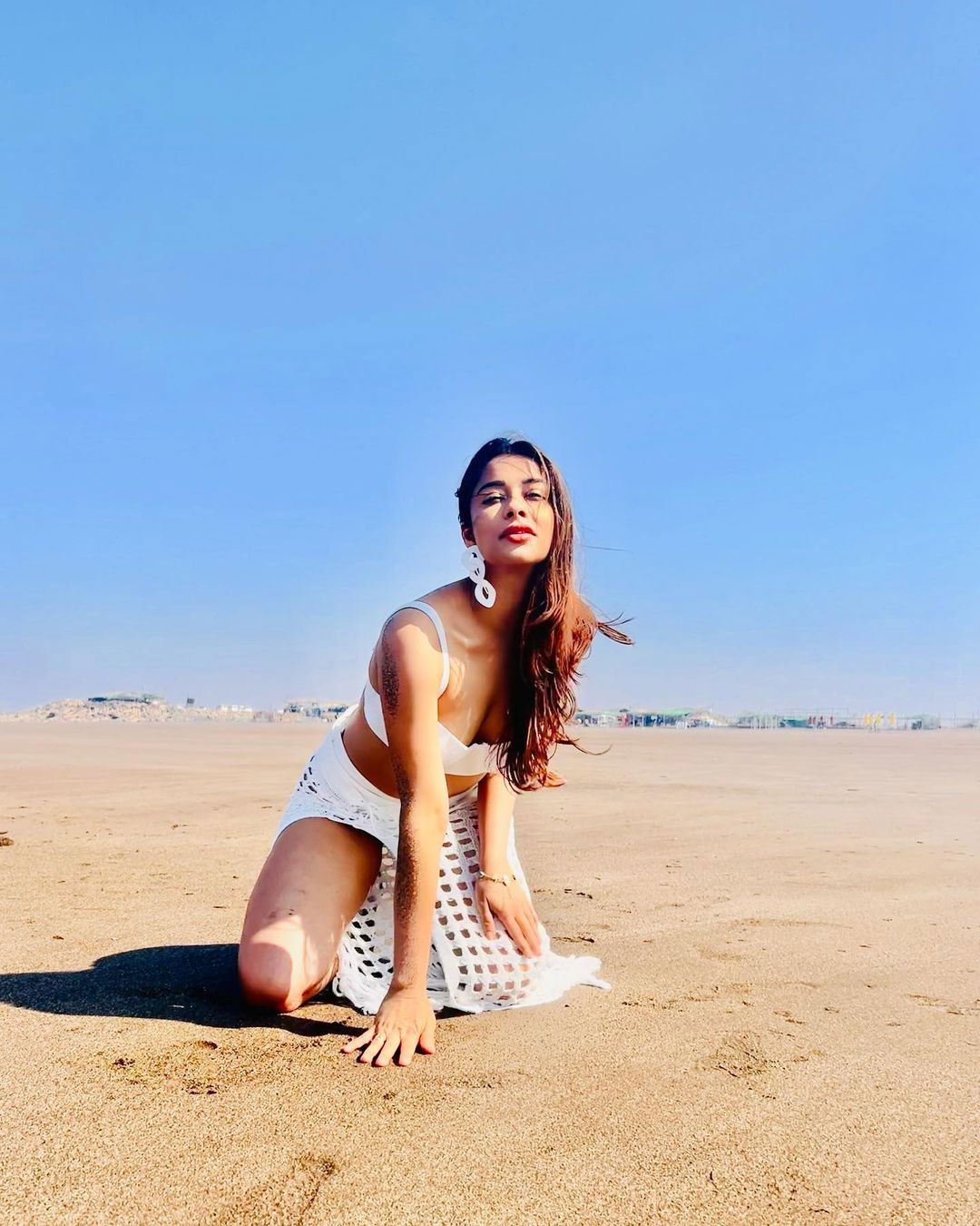 Nyraa Raises Temperature in White Nyraa Raises Temperature in White