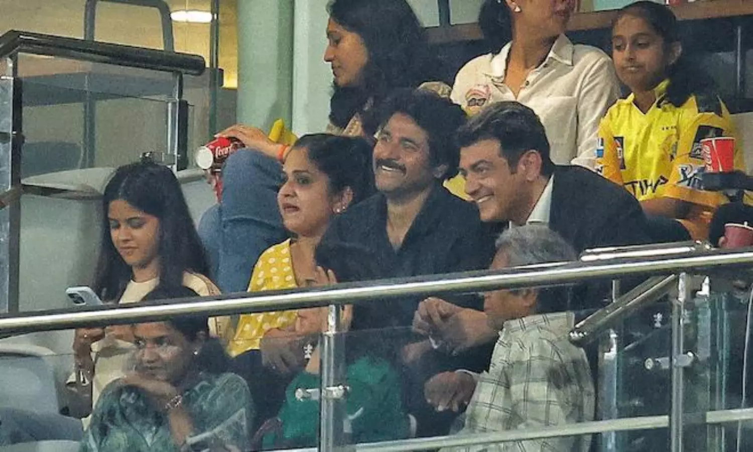 ఐపీఎల్ కి సినీ గ్లామర్.. ఇక్కడ వెంకీ అక్కడ వాళ్లు..!