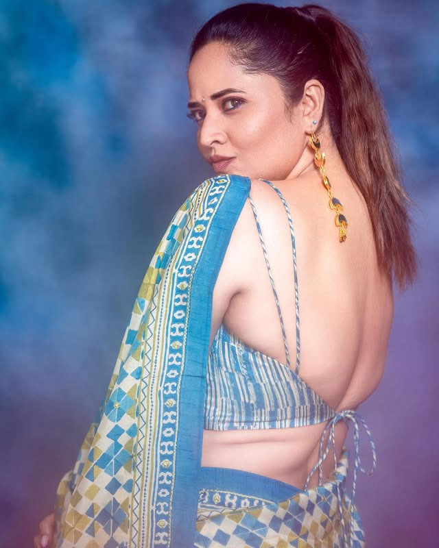 Anasuya Looks Beautiful in Latest Saree Photos