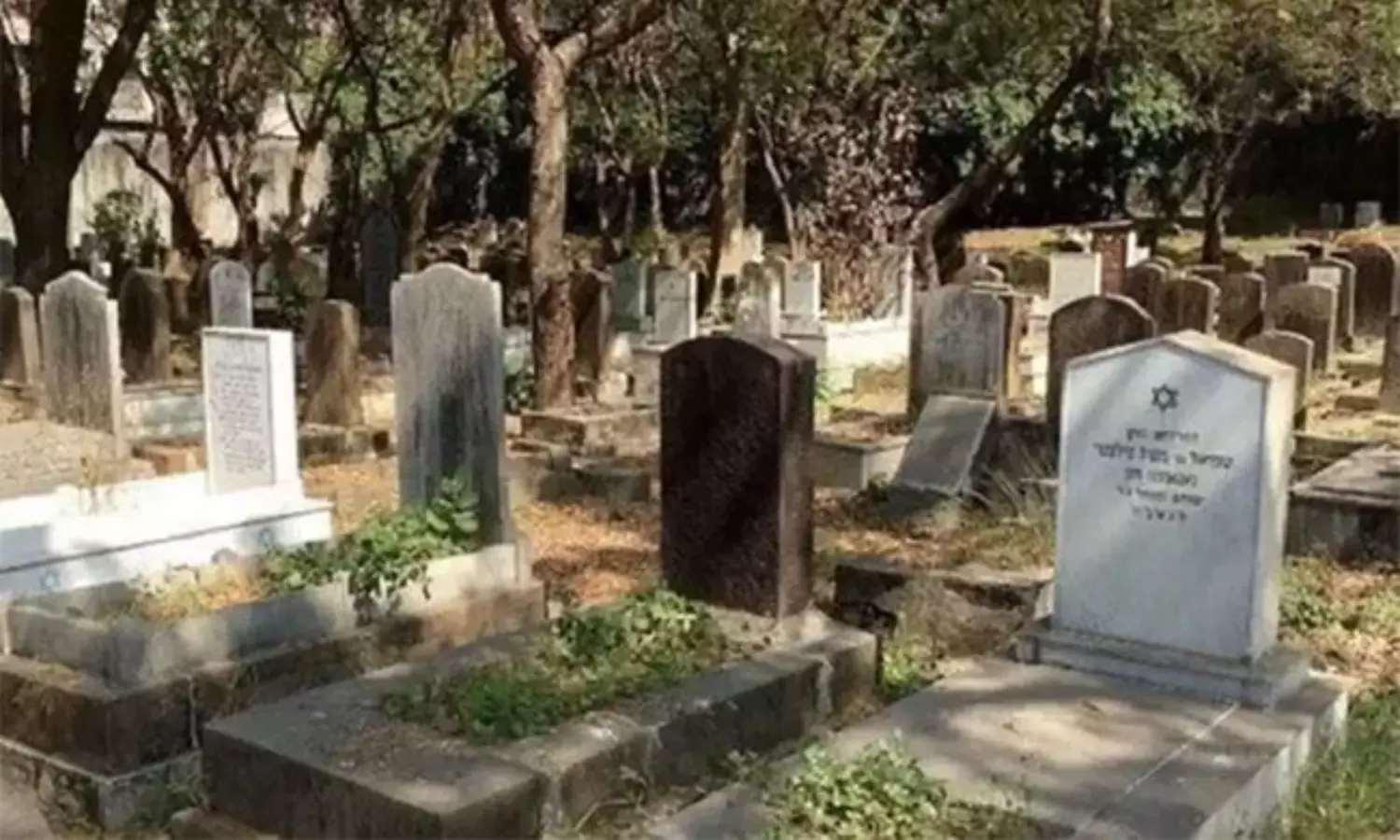 హెడ్మాస్టర్ దారుణం.. శ్మశానానికి తీసుకెళ్లి పిల్లలకు మత బోధన హెడ్మాస్టర్ దారుణం.. శ్మశానానికి తీసుకెళ్లి పిల్లలకు మత బోధన