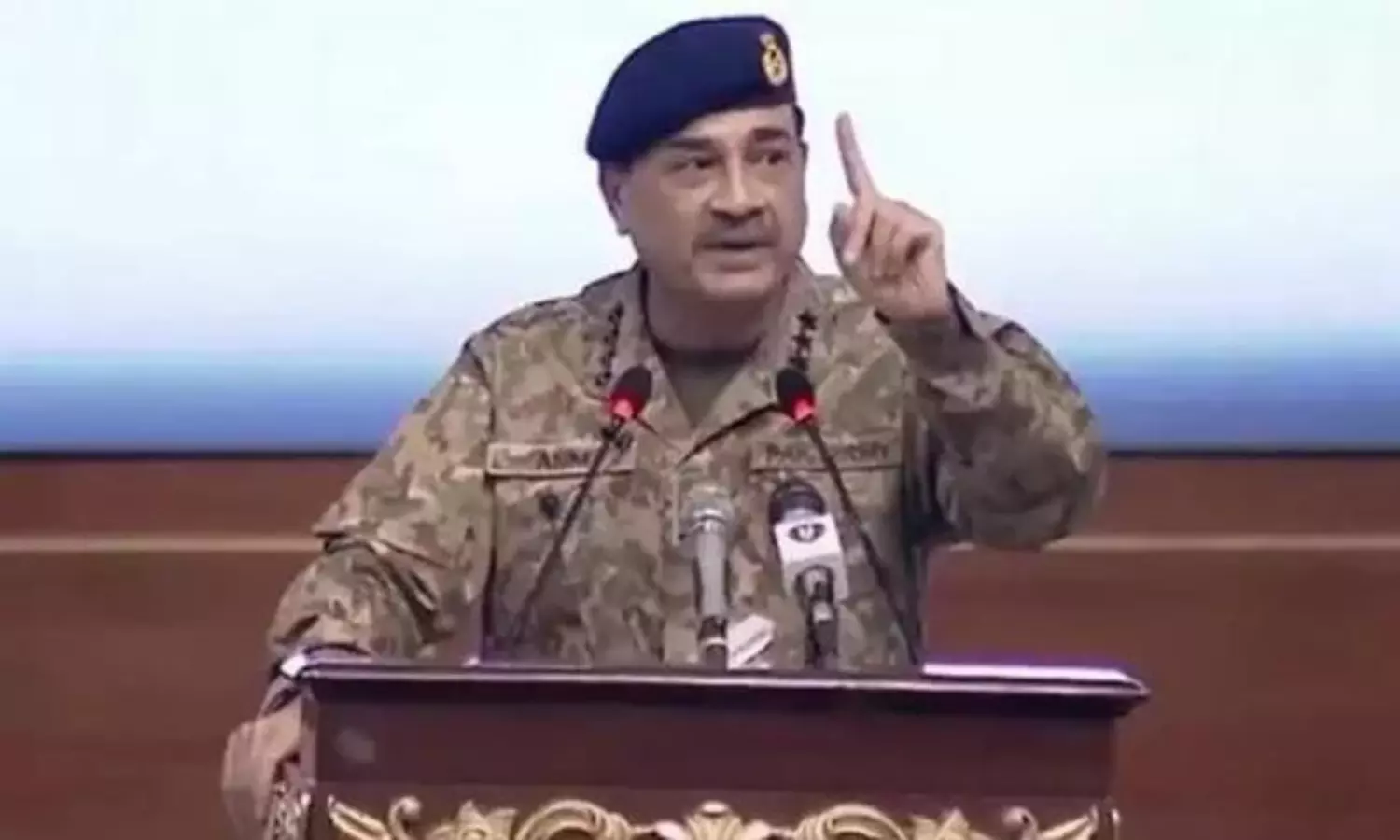 యుద్ధభయాలు : కుటుంబాన్ని పాక్ ఆర్మీ చీఫ్ దేశం దాటించేశాడా?