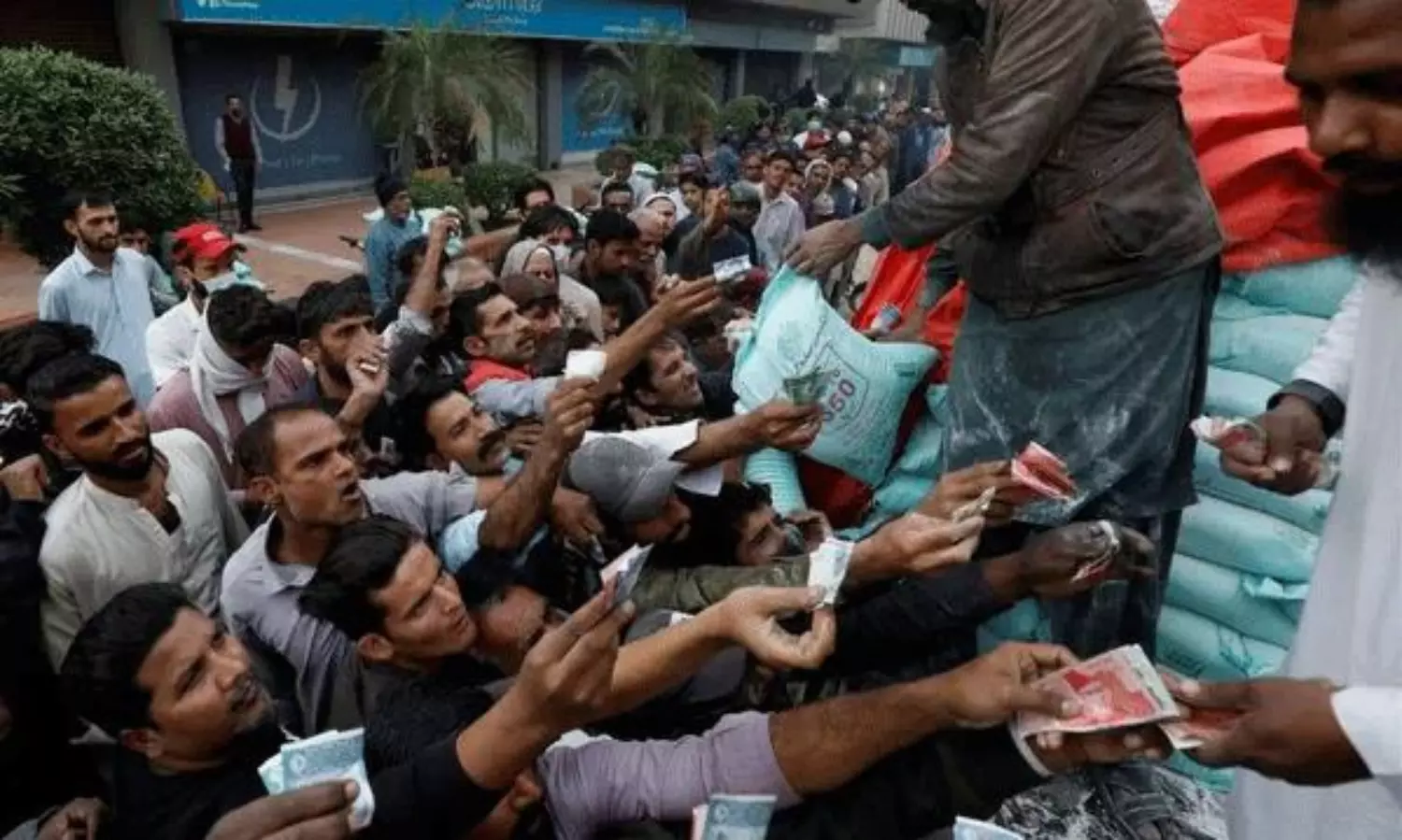 యుద్ధం రాకముందే విలవిలలాడుతున్న పాకిస్తాన్! ఏం జరుగుతోంది అక్కడ?