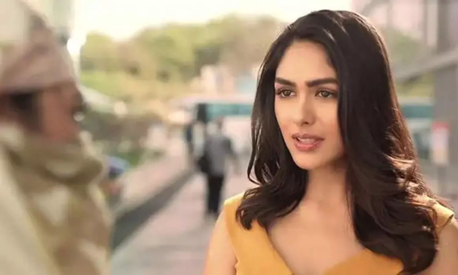 ఆ హీరోయిన్ వ‌ల్ల మృణాల్‌కు అవ‌మానం